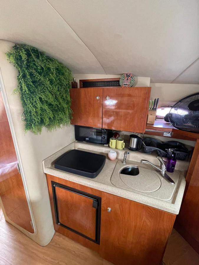 Botel Yacht Boat 2 Beds 1 Bath Eye Marina Jbr *