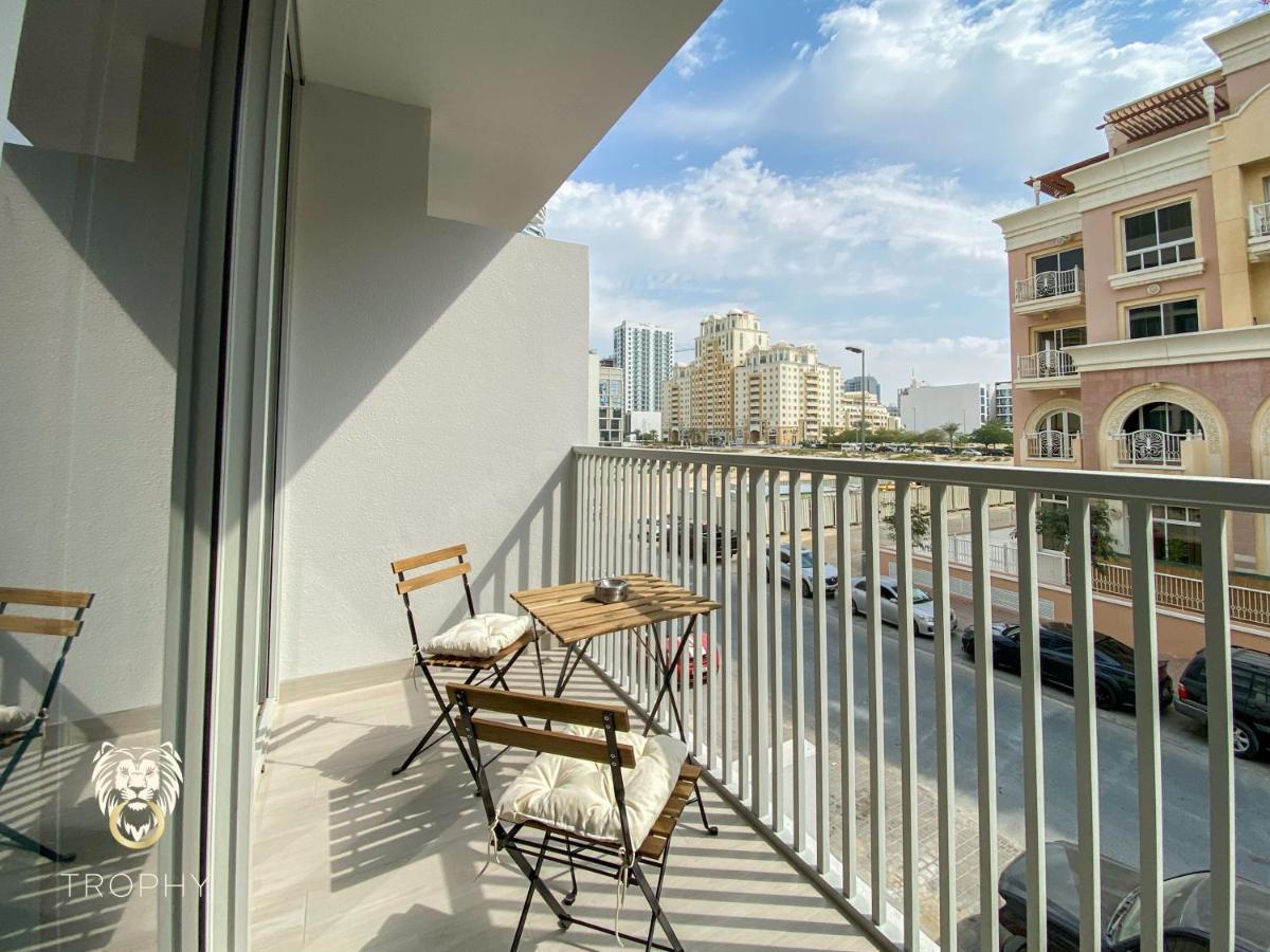 Stylish In Jvc With Contemporary Apartment