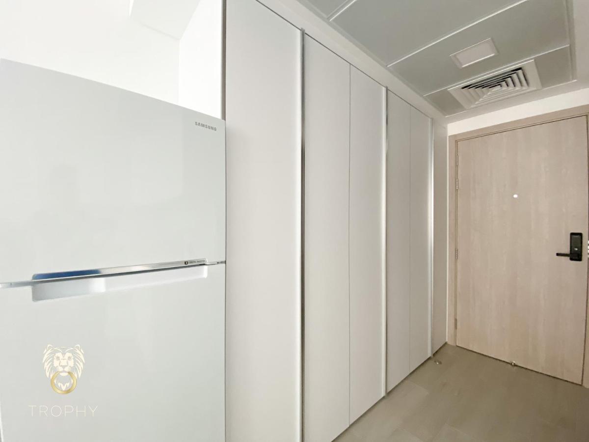Stylish In Jvc With Contemporary Apartment *