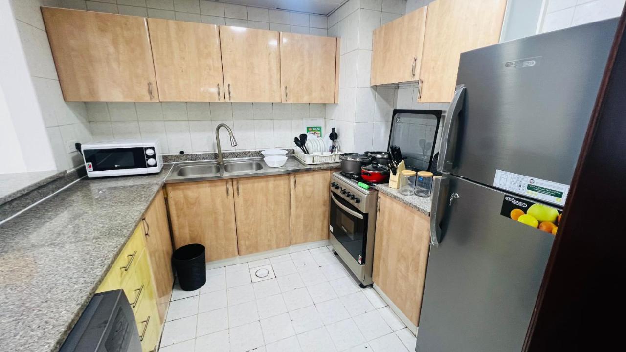 Newly Furnished Cozy One Bed 2 Bathroom View Apartment *