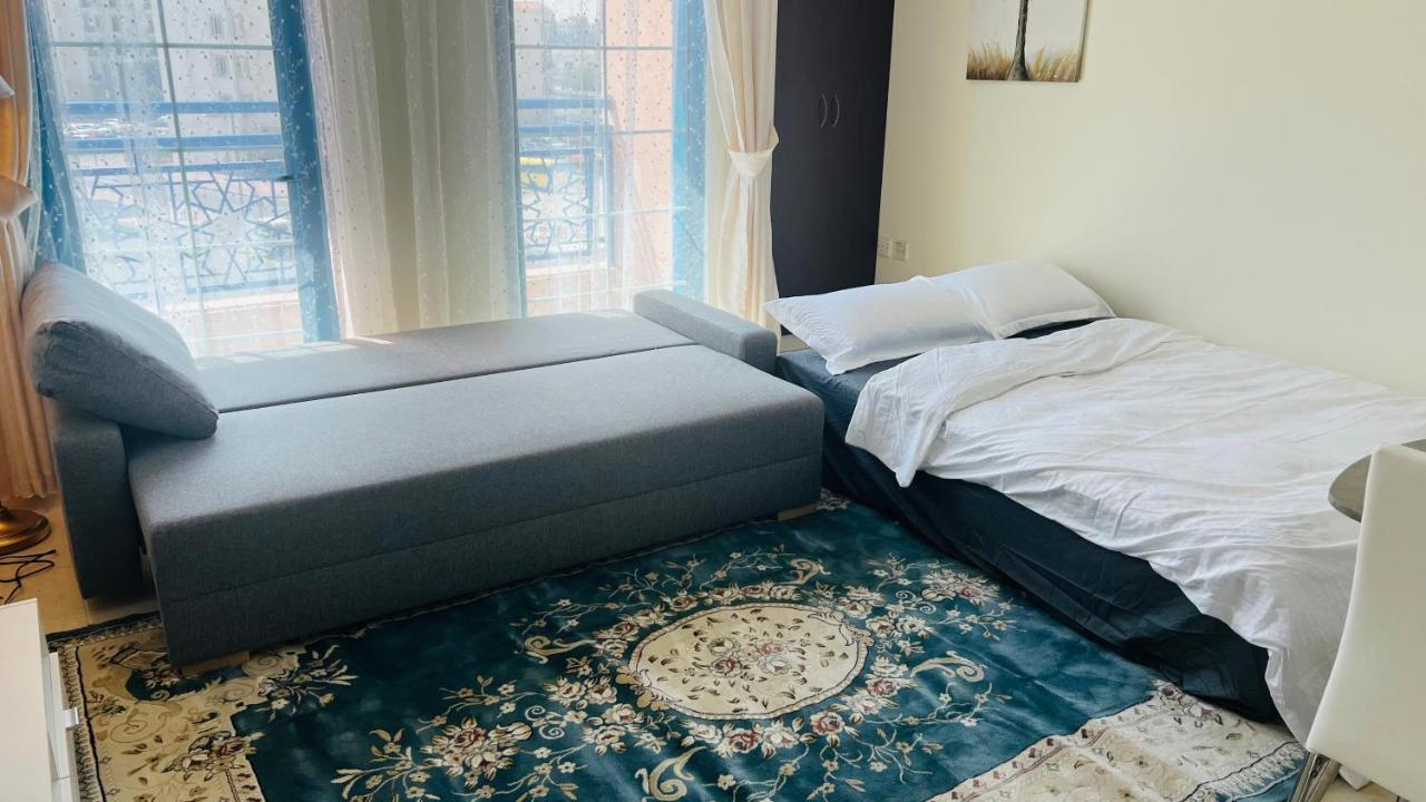 Newly Furnished Cozy One Bed 2 Bathroom View Apartment *