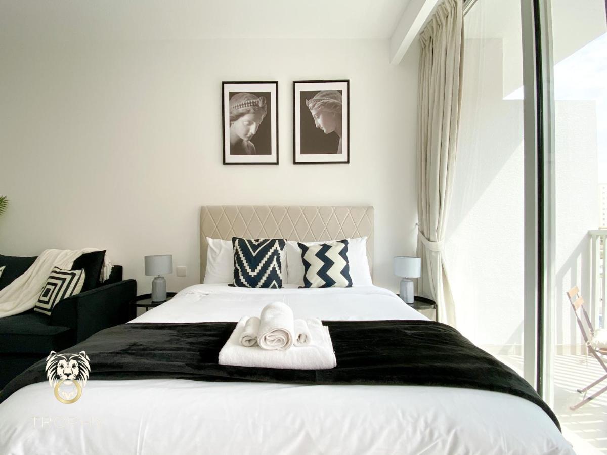 Stylish In Jvc With Contemporary Apartment *