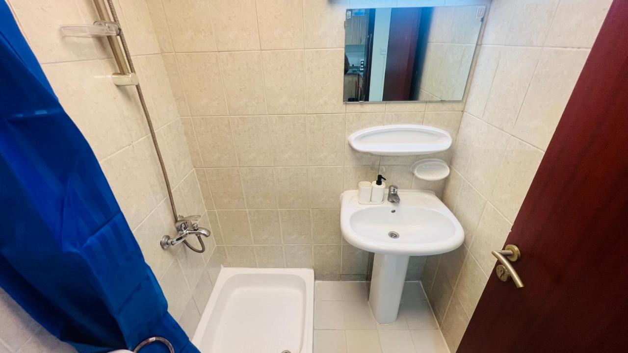 Newly Furnished Cozy One Bed 2 Bathroom View *