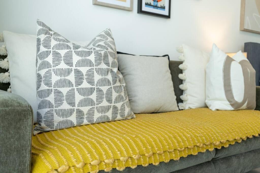 Eclectic With Terrace In Oxford Blvd Jvc Apartment