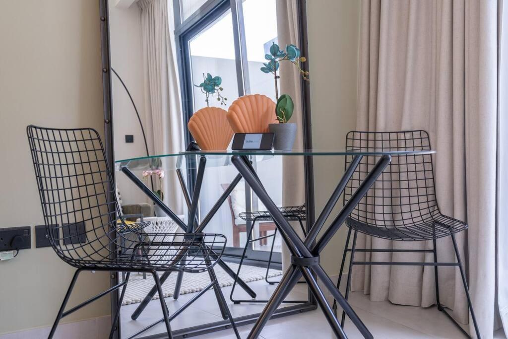 Eclectic With Terrace In Oxford Blvd Jvc Apartment