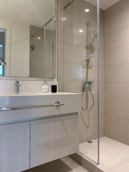 Enjoy A Modern And Trendy Apartment In The Heart Of Dubai *