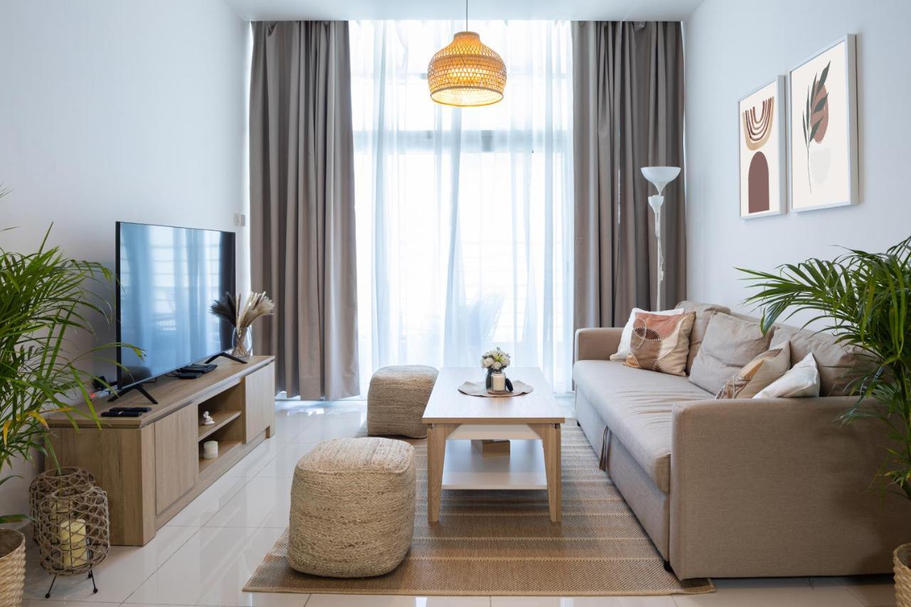 Waves - Charming Apt With Balcony, Minutes From The Dubai