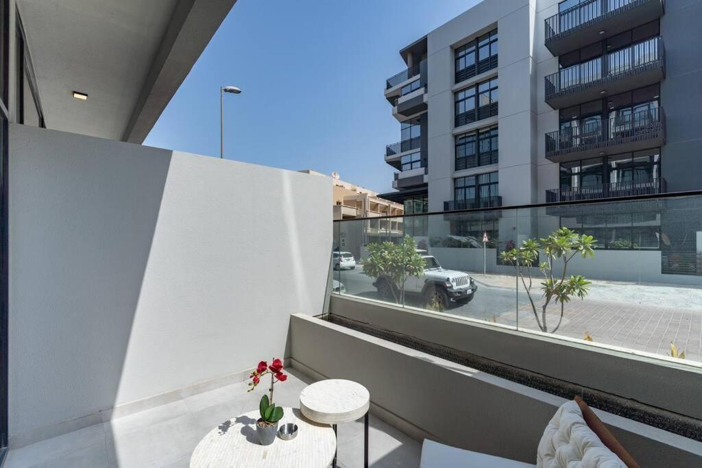 Eclectic With Terrace In Oxford Blvd Jvc Apartment