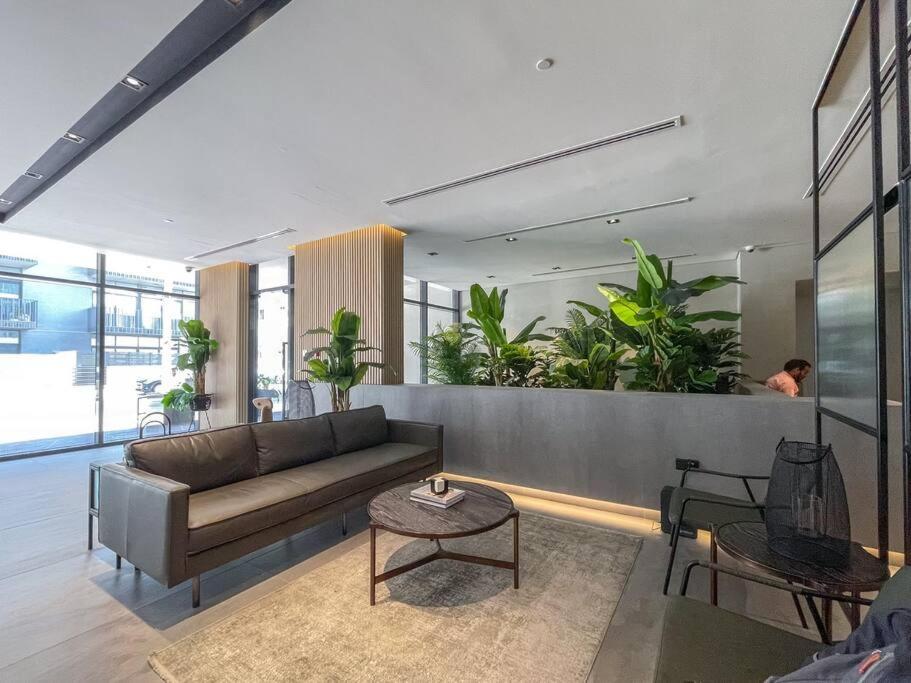 Eclectic With Terrace In Oxford Blvd Jvc Apartment