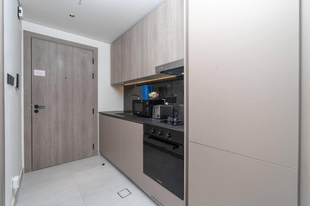 Eclectic With Terrace In Oxford Blvd Jvc Apartment *