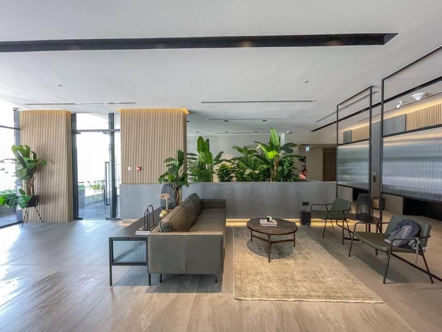 Eclectic With Terrace In Oxford Blvd Jvc Apartment