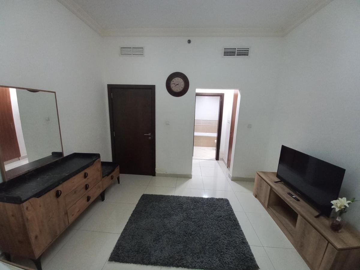 Apartment Cozy And Small Partitions For Men Guests In