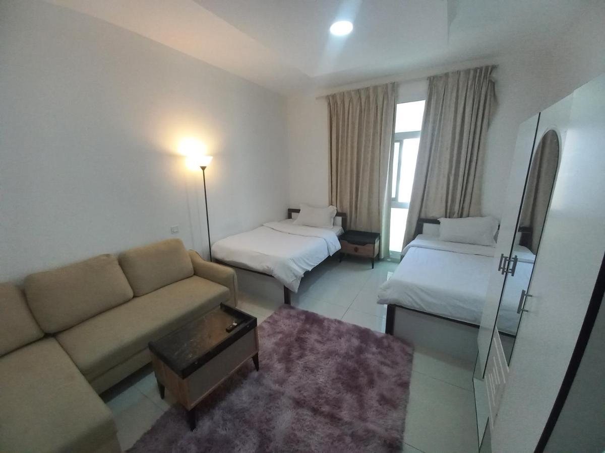 Cozy And Small Partitions For Men Guests In Daire *