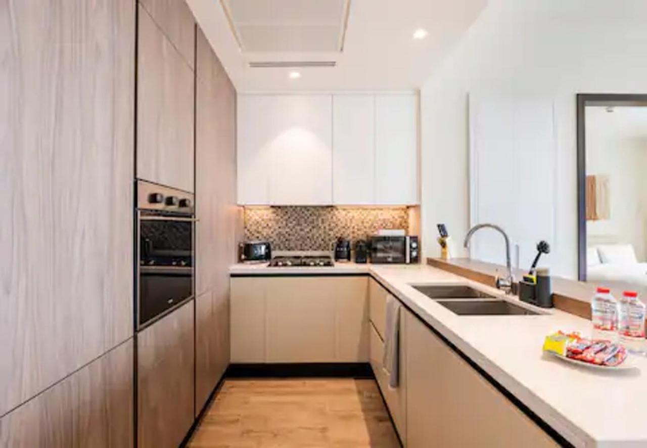 Daire Mesmerizing 1br Full Marina View At Marina Gate