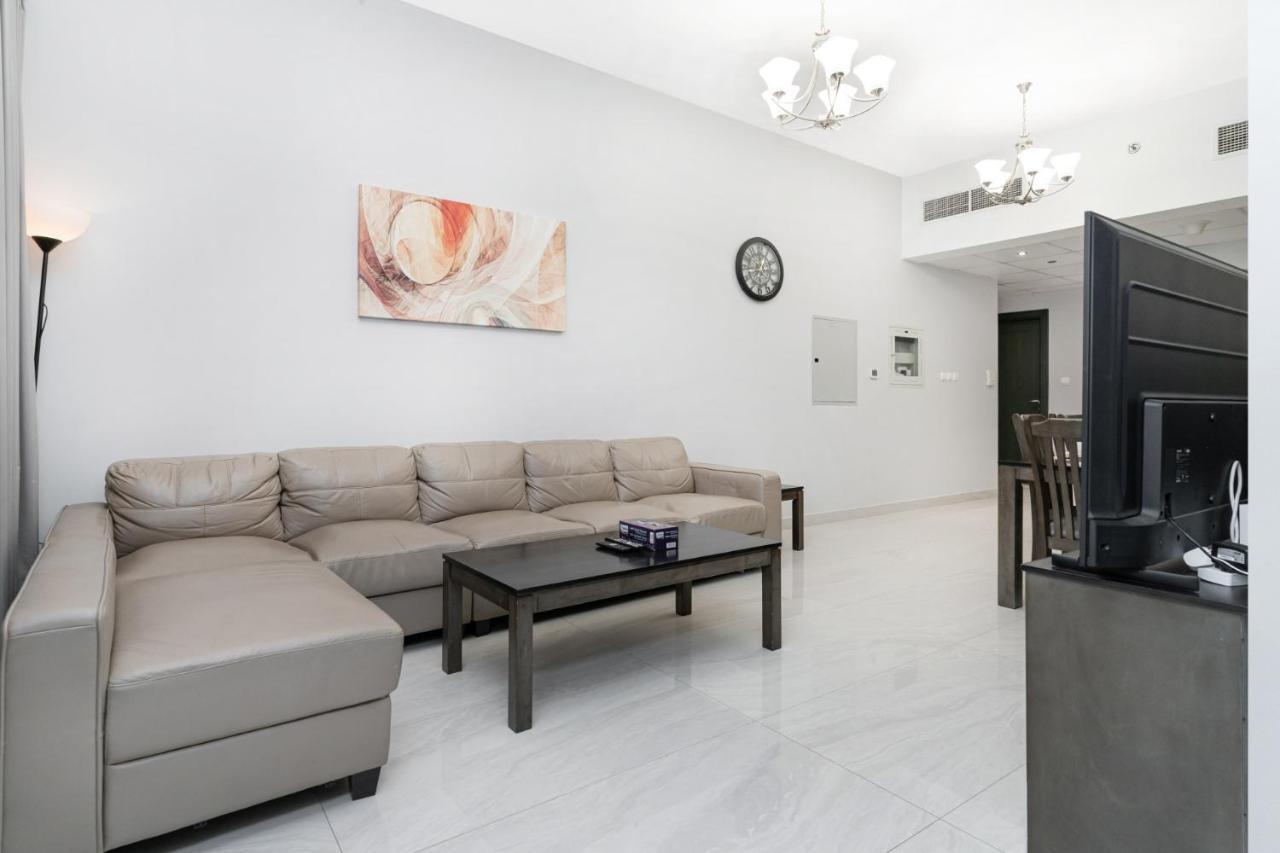 Large Group Canal View Near Mall Apartment Dubai