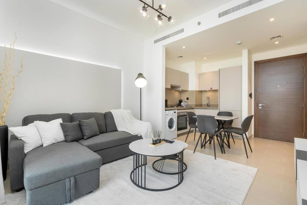 Cozy 1bdr 10' From Burj Khalifa * Dubai