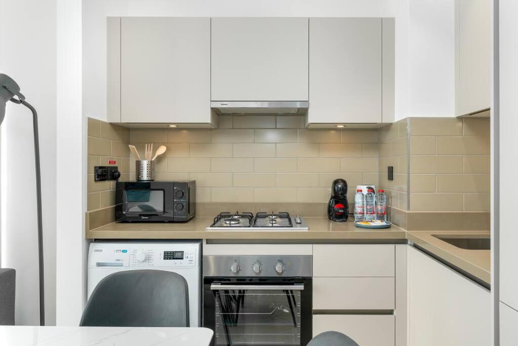 Cozy 1bdr 10' From Burj Khalifa * Dubai