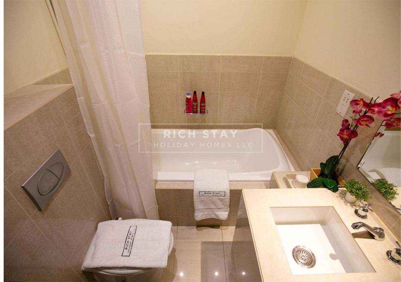 Daire Incredible 2br Apartment, Downtown With Burj & Mall View By Rich Dubai