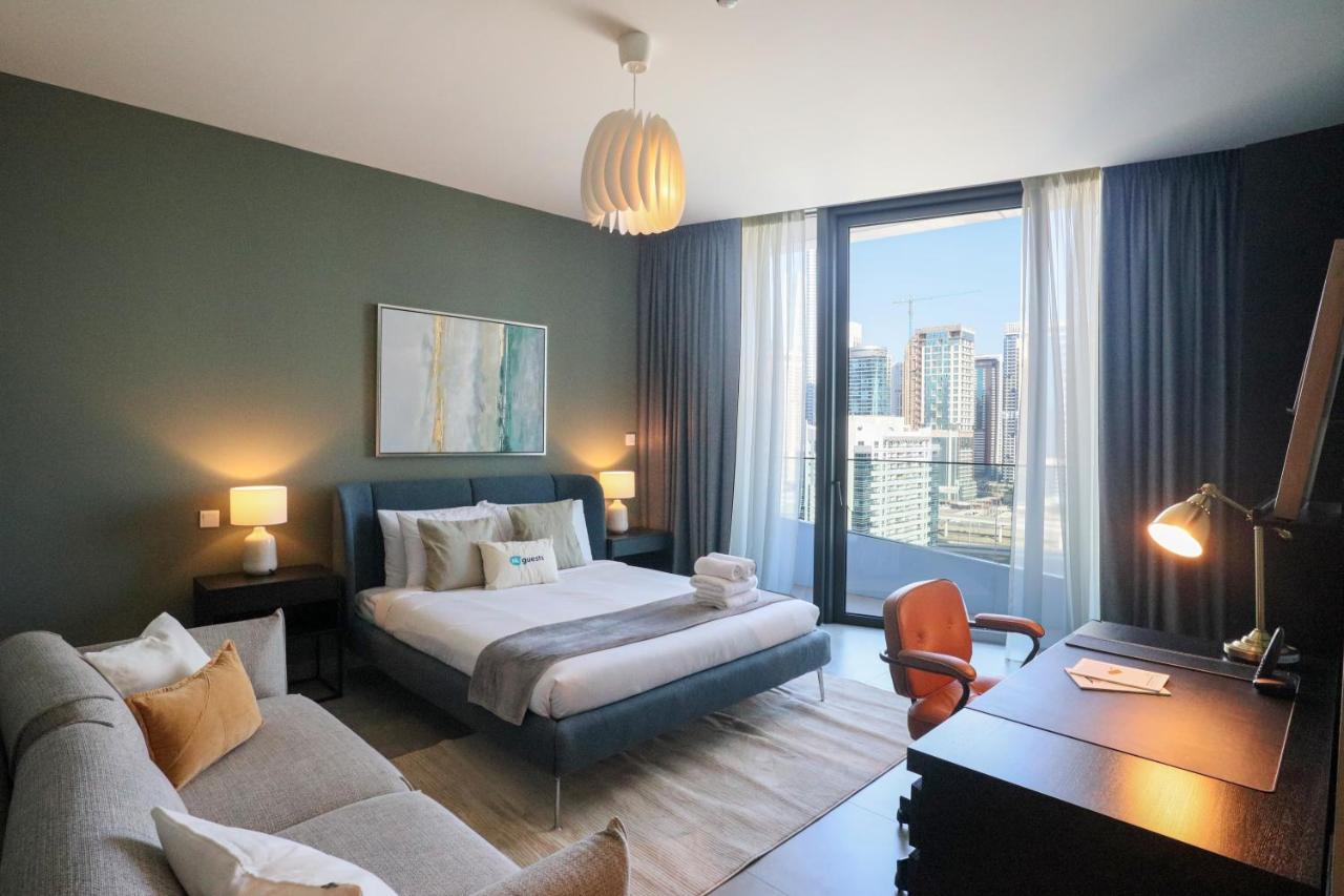 Higuests - Stylish With Balcony And Partial Marina View Apartment