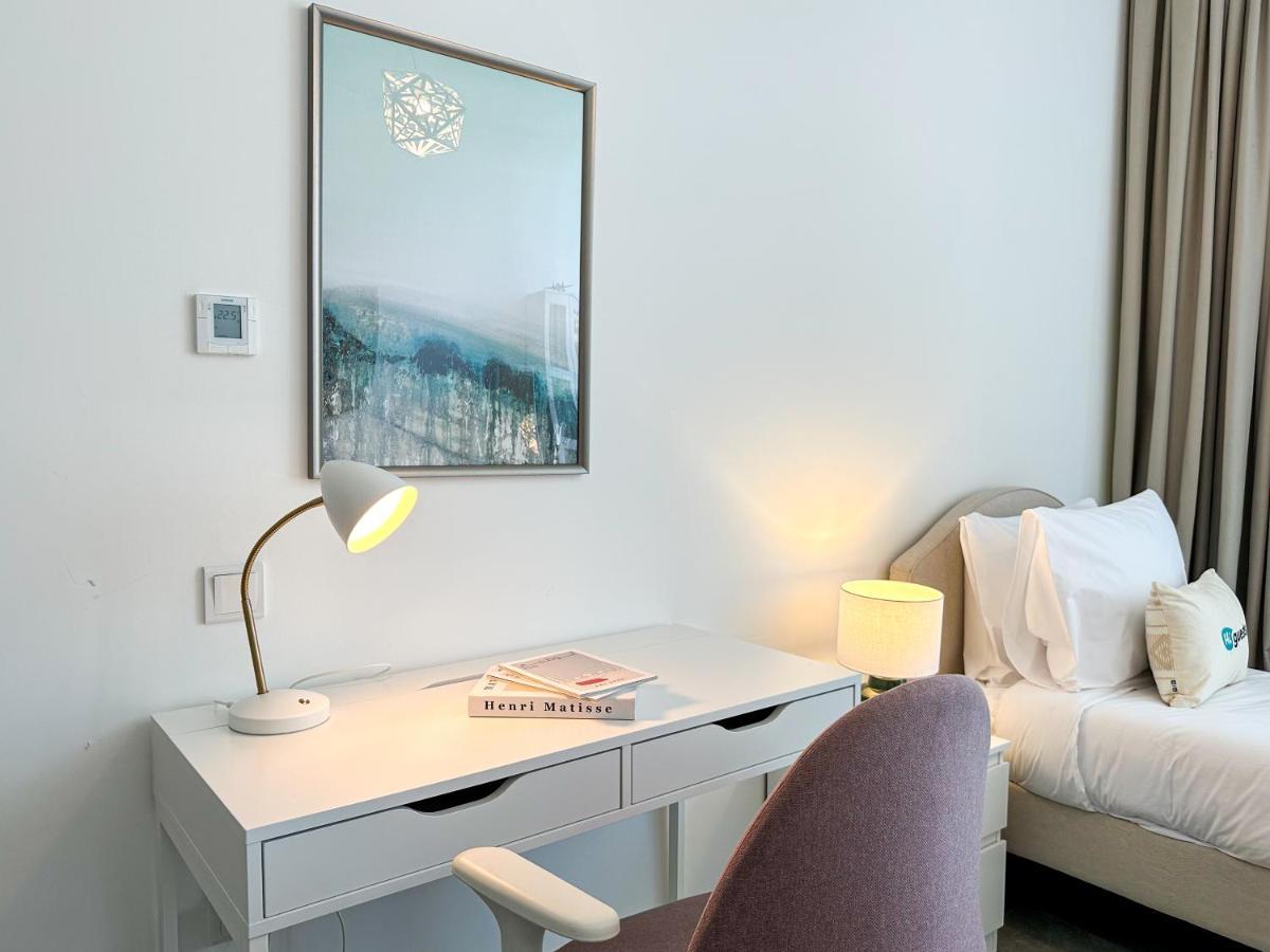 Higuests - Stylish With Balcony And Partial Marina View *
