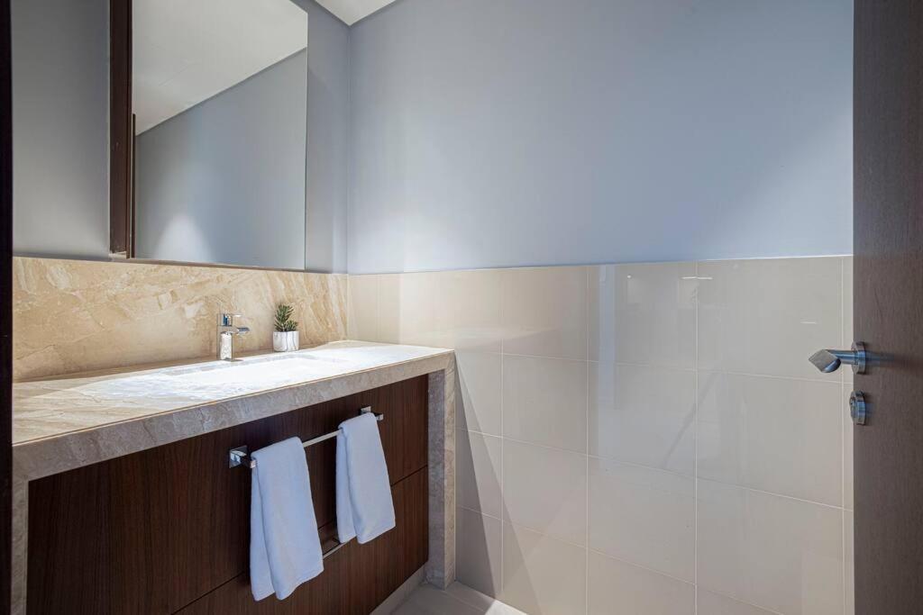 Magnificent Brand New Lux 3br Burj & Fountain View * Dubai