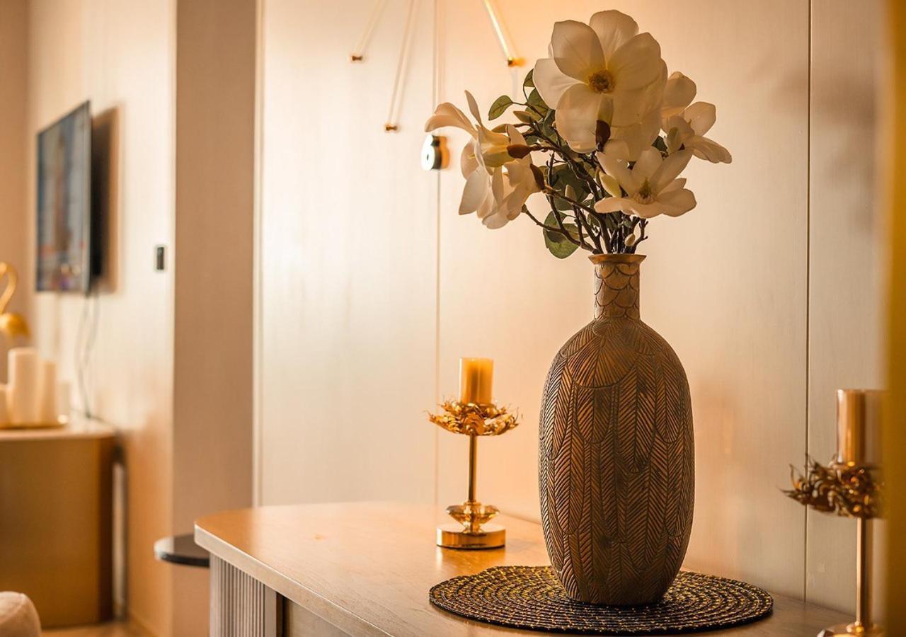Luxury 2 Bedroom In The World Famous Apartment