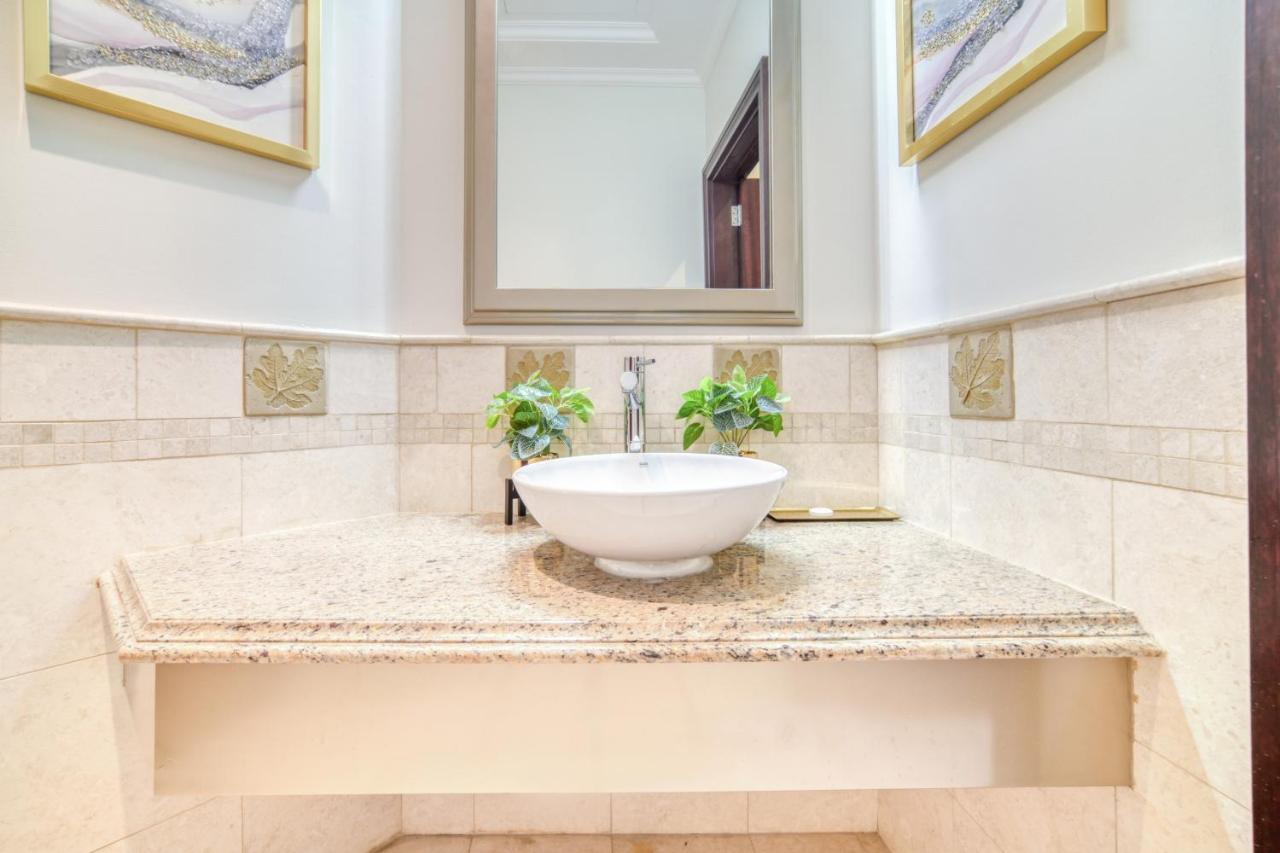 Frond E Villa, Palm Jumeirah - Mint * Dubai