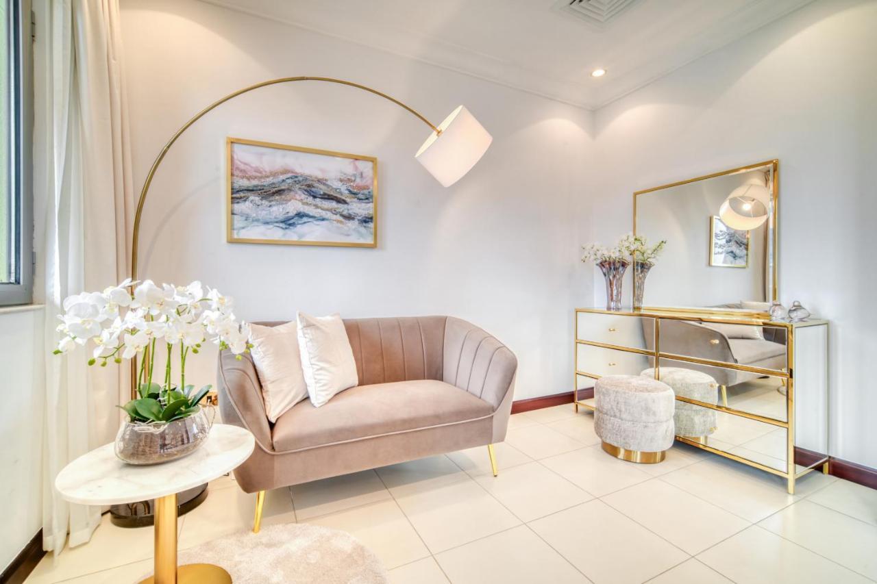 Frond E Villa, Palm Jumeirah - Mint *