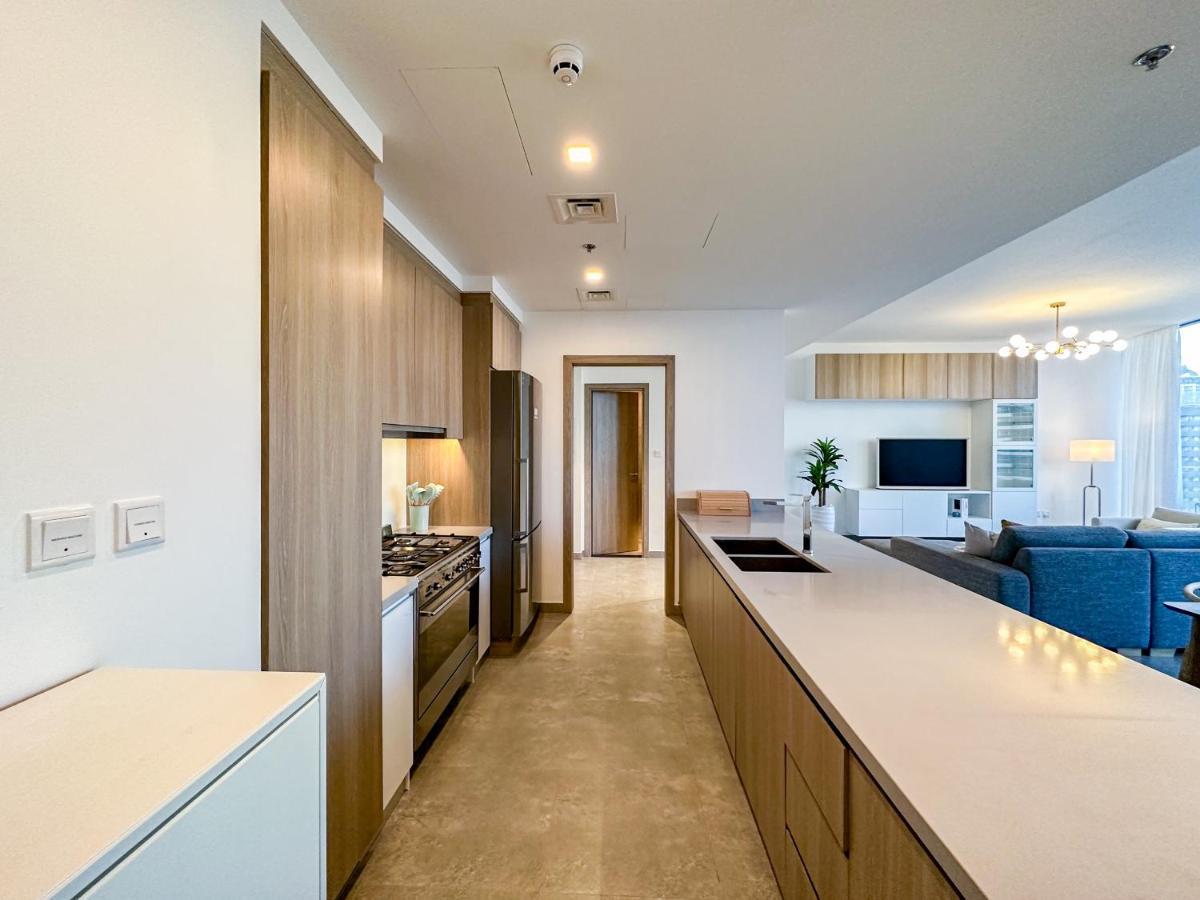 Higuests - Stylish With Balcony And Partial Marina View
