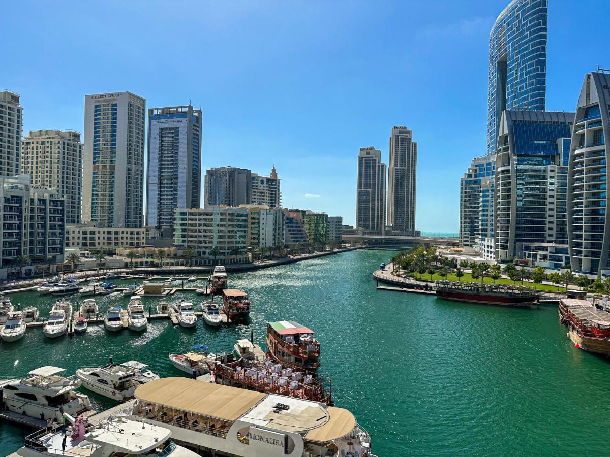 Higuests - Stylish With Balcony And Partial Marina View Apartment