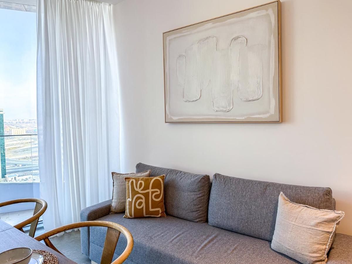 Higuests - Stylish With Balcony And Partial Marina View Apartment