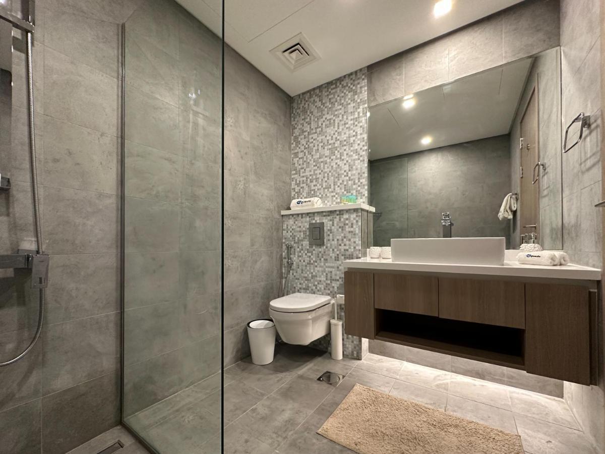 Higuests - Stylish With Balcony And Partial Marina View