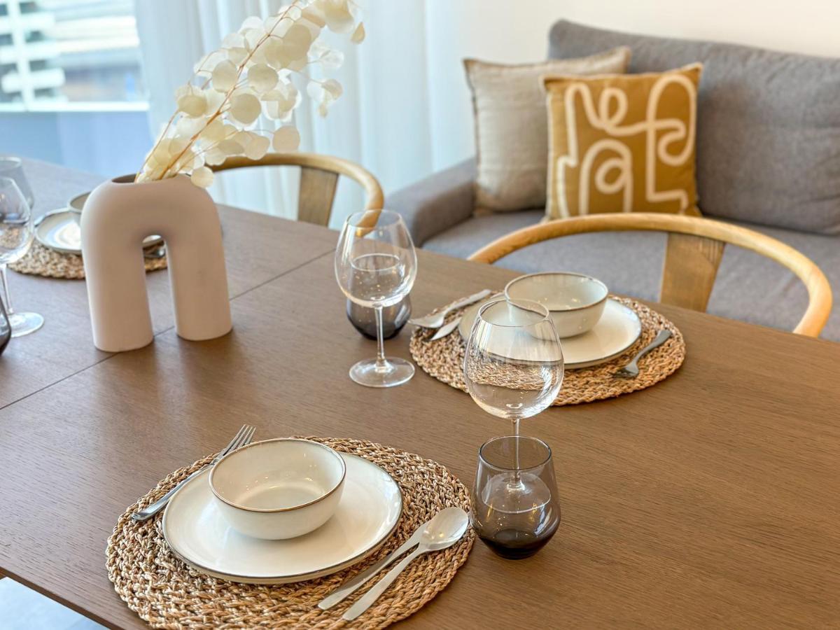 Higuests - Stylish With Balcony And Partial Marina View Apartment