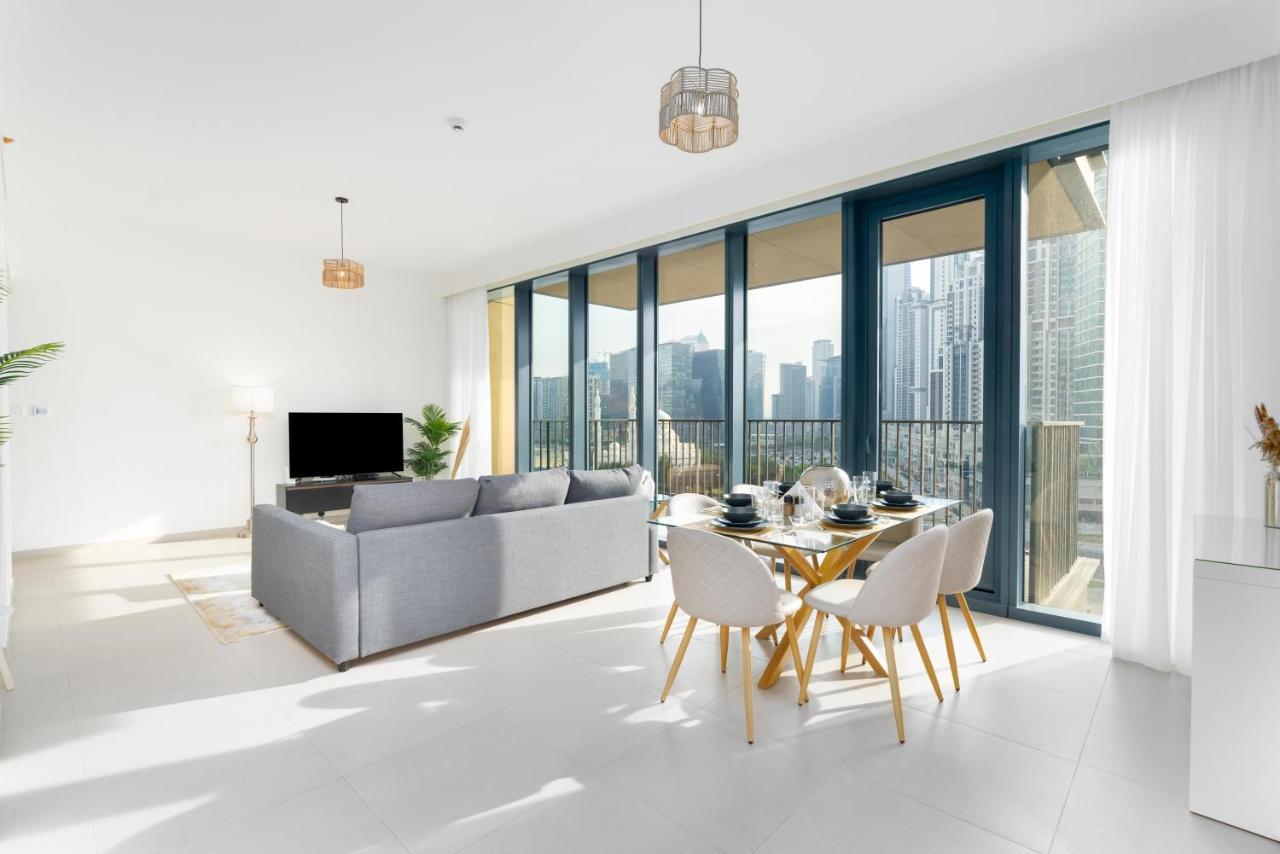 Downtown / Great Location / 2bdr / 2 Balconies / 10 Min Walk From Mall * Dubai