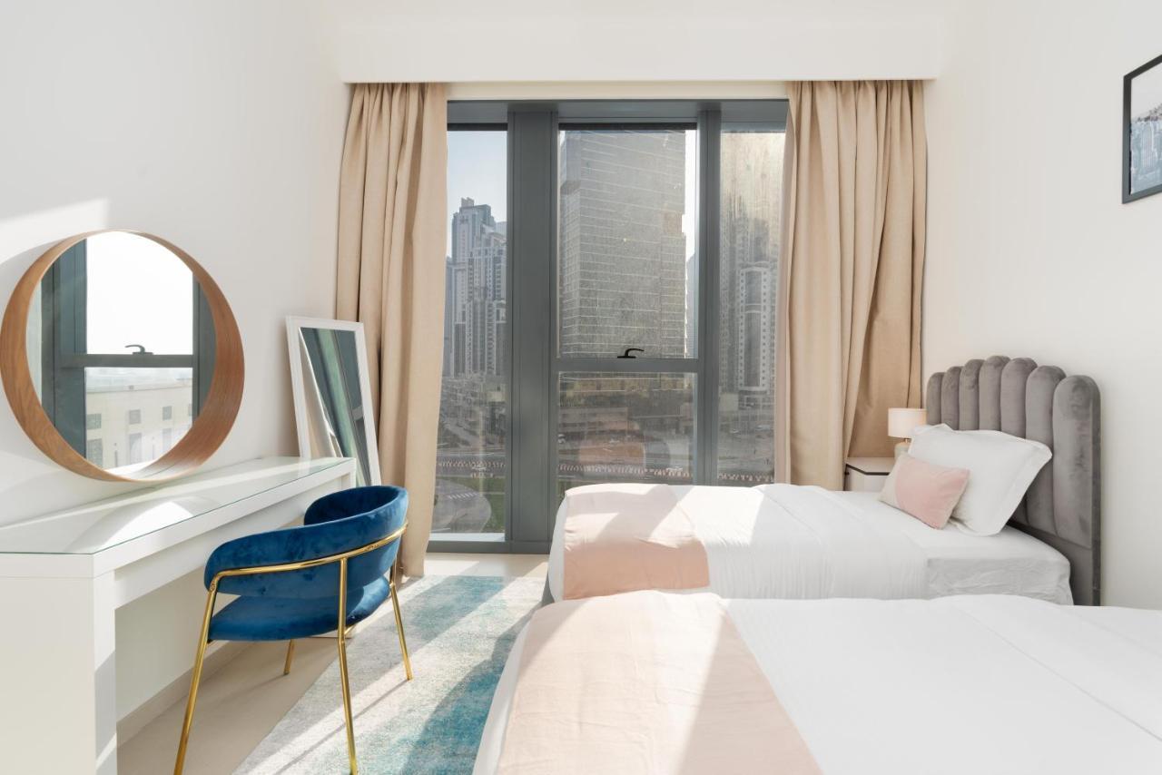 Downtown / Great Location / 2bdr / 2 Balconies / 10 Min Walk From Mall * Dubai