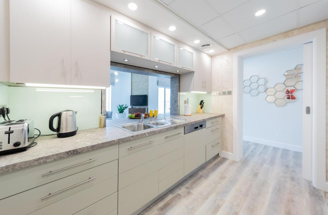 Daire Boutique Living - Burj Views - Renovated