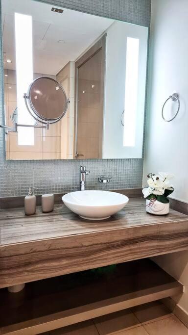 Amazing Paramount D48 Apartment