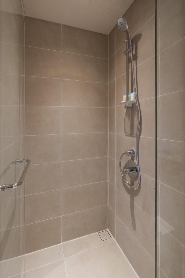 Apartment Elegant 2 Bedroom Luxury Living In Harbour Gate - Allsopp&allsopp