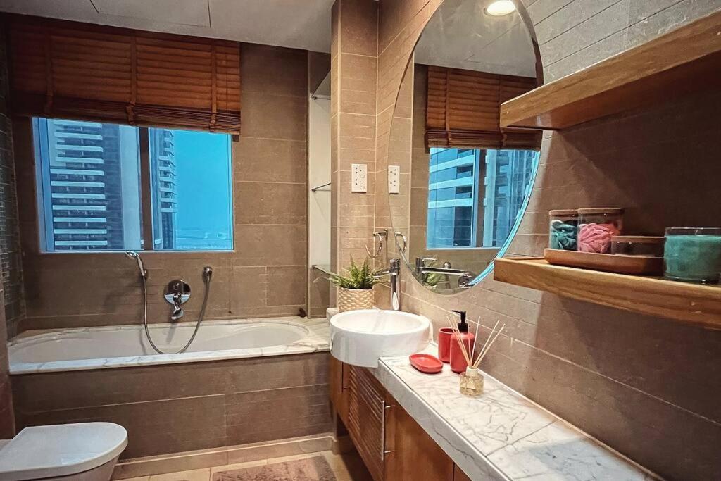 Stunning Canal And Palm View 'best Unit' Apartment