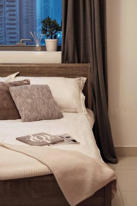 Stunning Canal And Palm View 'best Unit' Apartment *