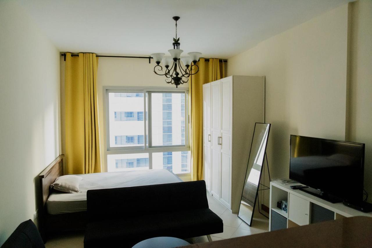 Apartment Yellow Studio Apt 511 In Marina Diamond One