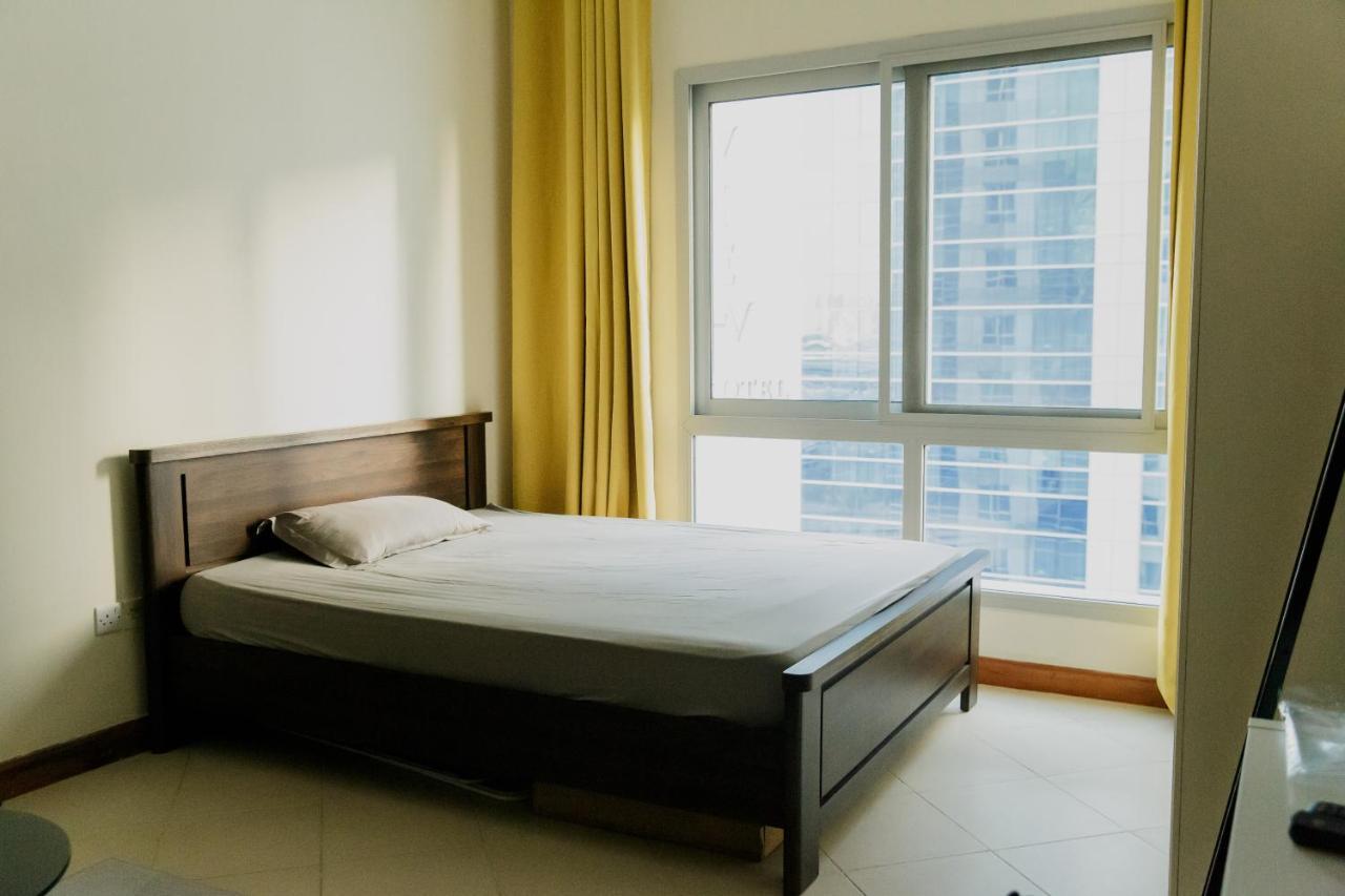 Yellow Studio Apt 511 In Marina Diamond One Apartment