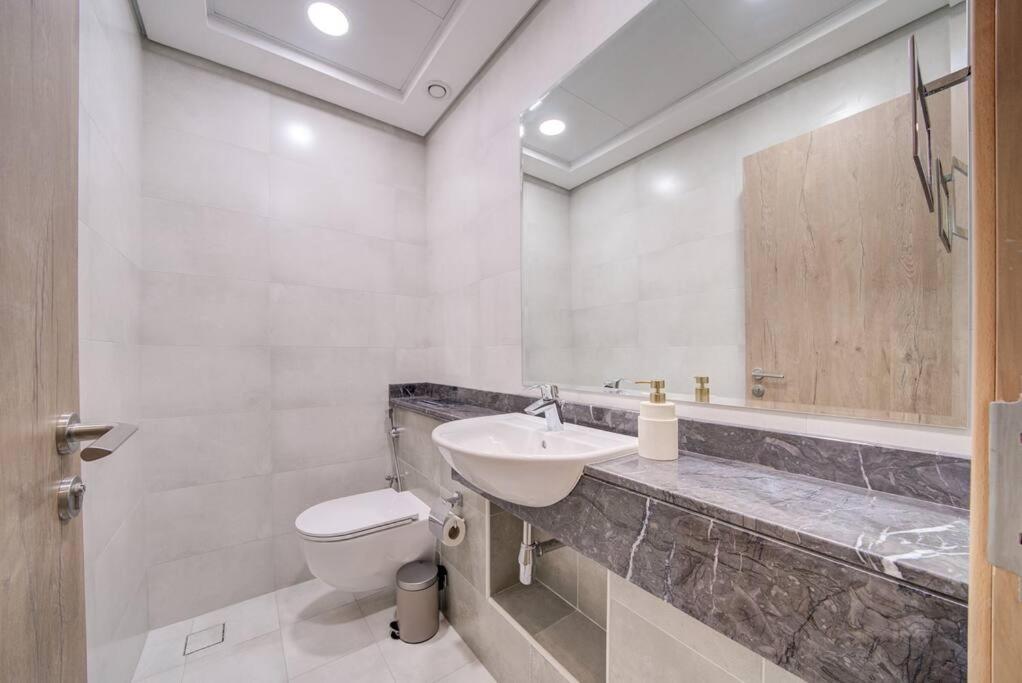 Canal View L Stylish & Spacious Apartment Dubai