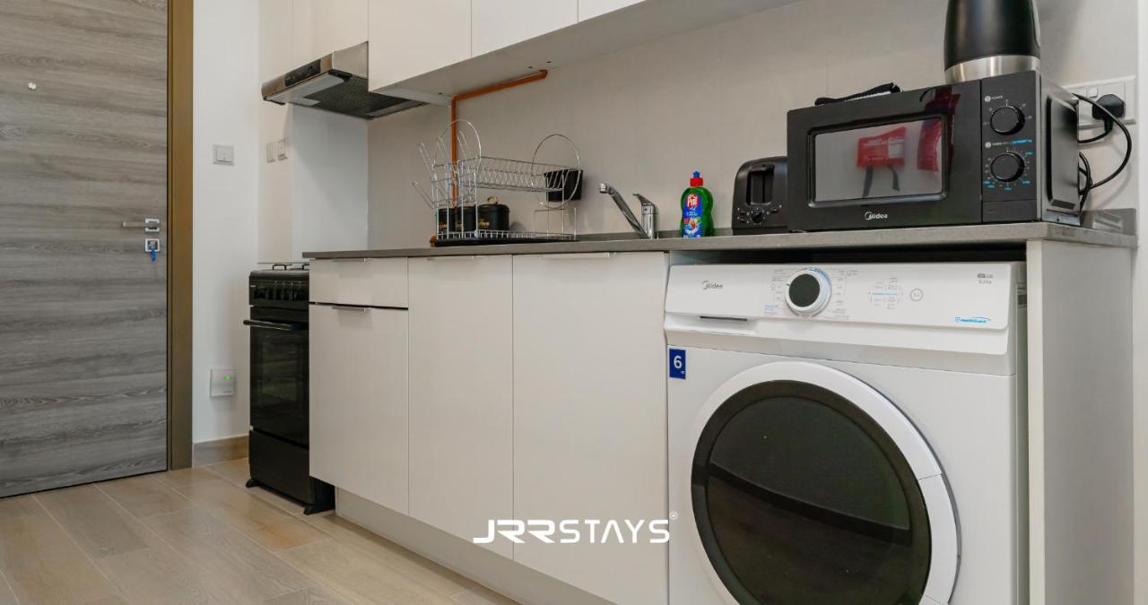 Sleek & Modern - In Jvc Apartment