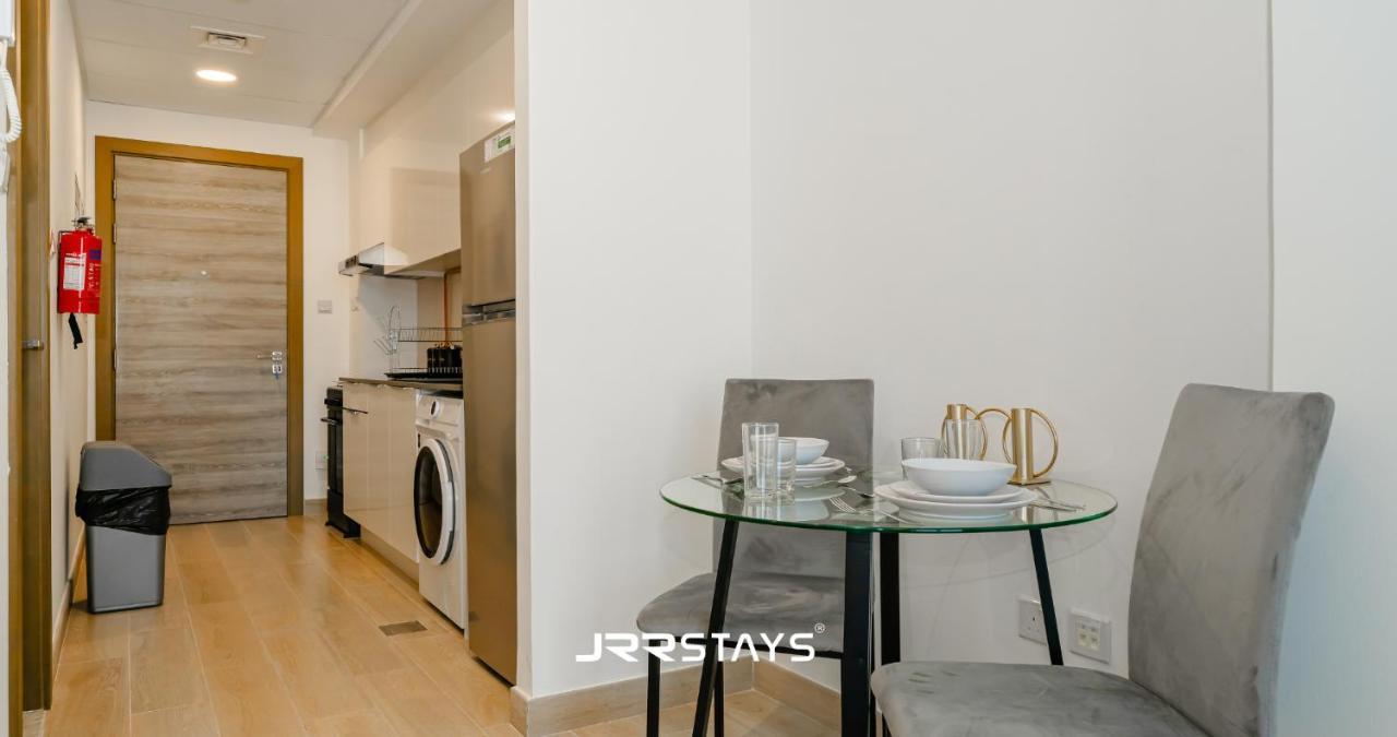 Apartment Sleek & Modern - In Jvc