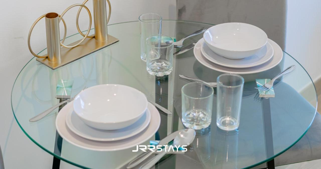 Sleek & Modern - In Jvc Apartment