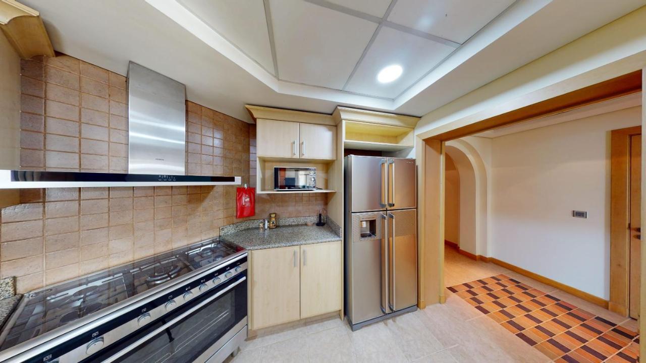 Daire Al Dabas Views, 3bd Sleeps 6, Beachfront & Pool Access