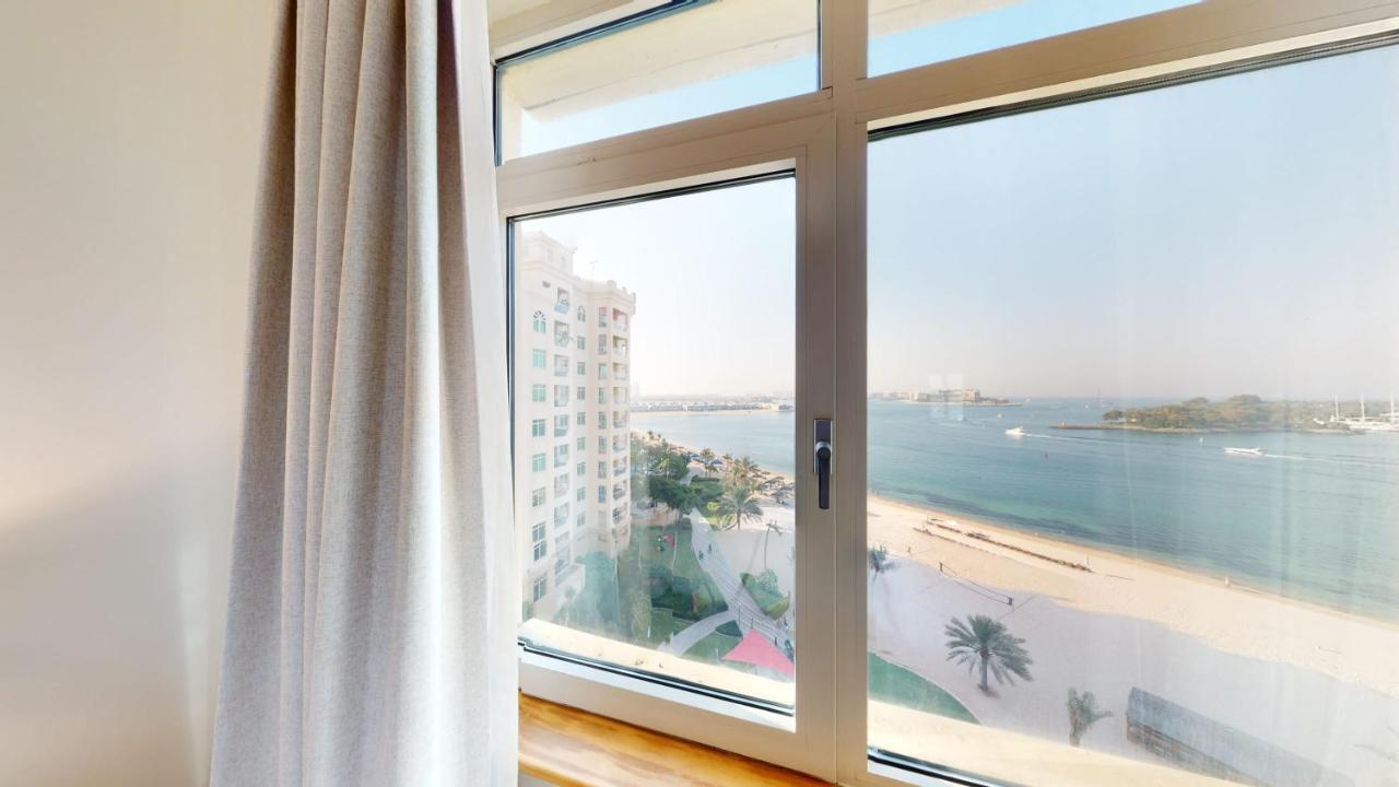 Al Dabas Views, 3bd Sleeps 6, Beachfront & Pool Access Daire