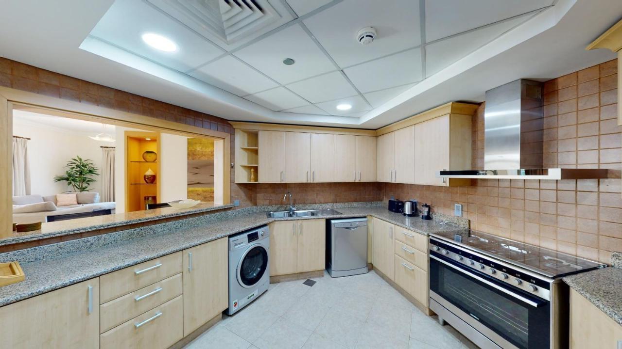 Al Dabas Views, 3bd Sleeps 6, Beachfront & Pool Access Daire
