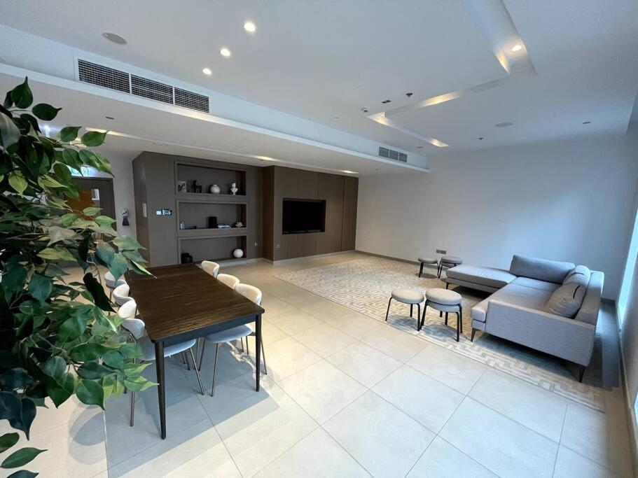 Spacious L Brand New L Great Amenities Apartment *